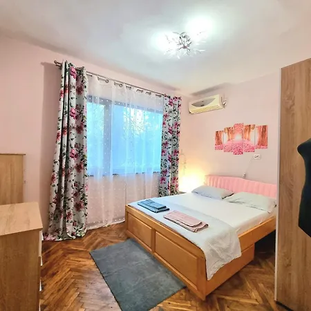 Nicky's - With Private Parking In Center