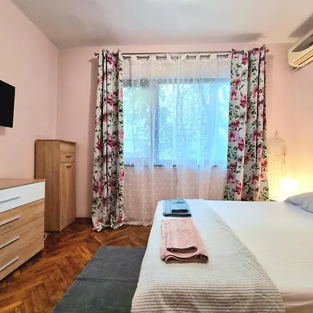 Nicky's - With Private Parking In Center