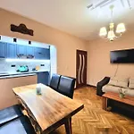 Nicky's - With Private Parking In Center アパート *