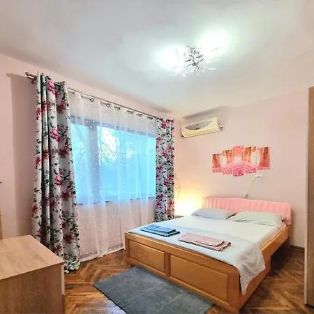 Nicky's - With Private Parking In Center Burgas