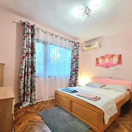 Nicky's - With Private Parking In Center Apartment *