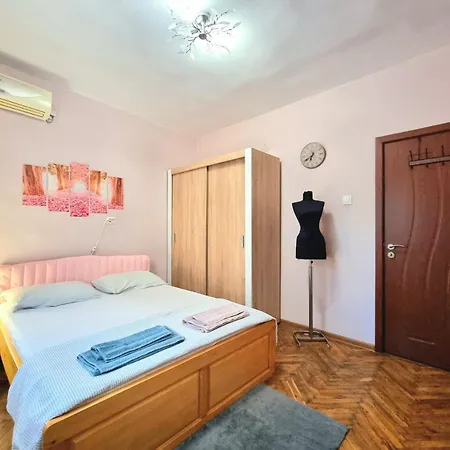 Apartmán Nicky's - With Private Parking In Center Burgas City