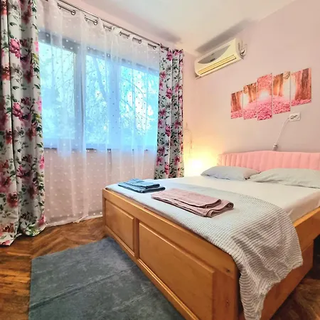 Nicky's - With Private Parking In Center Apartmán Burgas City