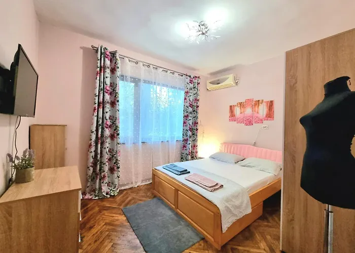 Nicky's - With Private Parking In Center